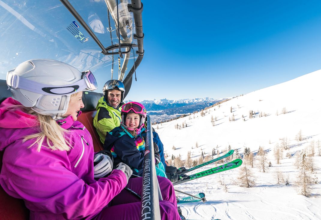 Familie am Sessellift Gerlitzen Alpe Skifahren