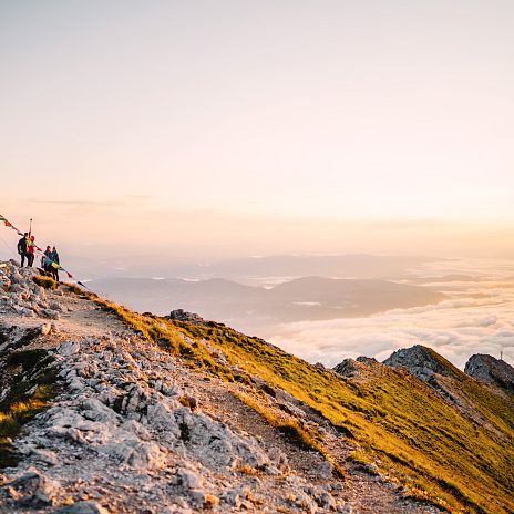 am-gipfel-des-mittagskogel-den-sonnenaufgang-geniessen-original-region-villach-tourismus-gmbh-martin-hofmann-1