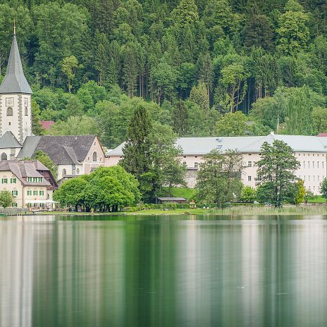 Das Stift Ossiach vom See aus gesehen
