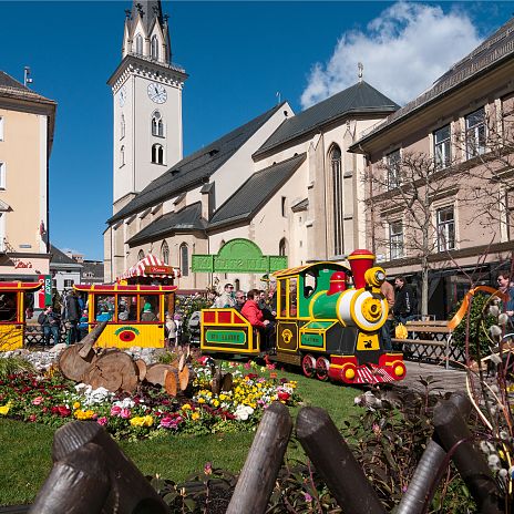 kinderzug-am-ostermarkt-in-villach-original-region-villach-tourismus-gmbh-adrian-hipp-1