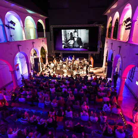 kinosommer-in-der-musikschule-villach-open-air-kino-c-ferdinand-neumueller-2-3
