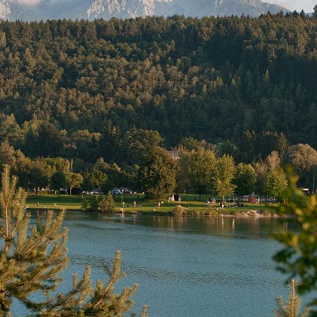 Silbersee mit Mittagskogel im Hintergrund