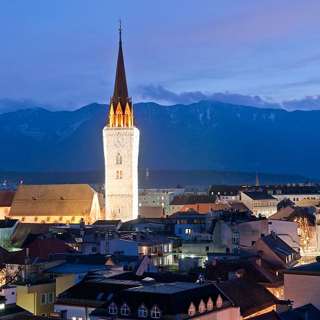 Villacher Stadtpfarrturm im Advent