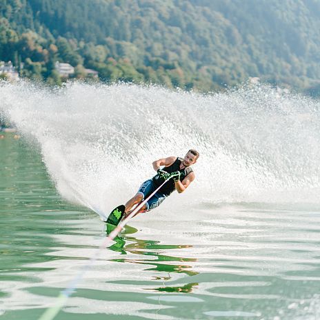 wasserskifahren-in-kaernten-am-ossiacher-see-region-villach-tourismus-gmbh-martin-hofmann-1