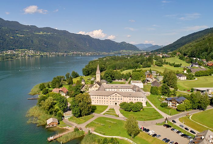Stift-Ossiach-am-Ossiacher-See-im-Sommer_Region-Villach-Tourismus-GmbH_Ernst-Peter-Prokop-