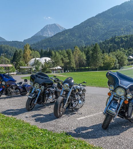 Motorräder vorm Mittagskogel